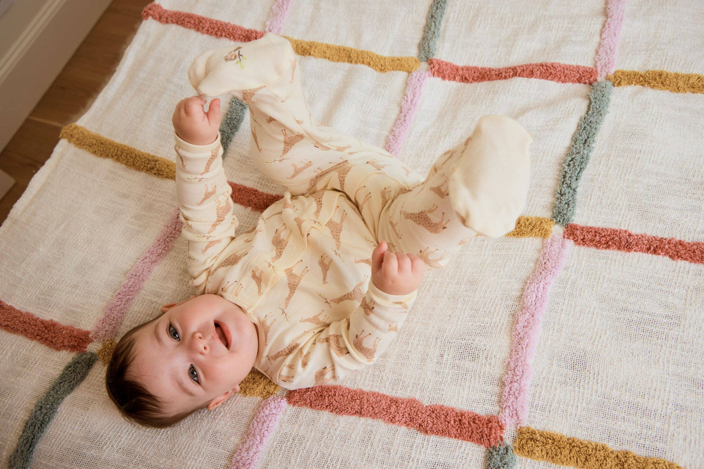 CREAM JOLIE GIRAFFE ORGANIC COTTON MAGNETIC FOOTIE