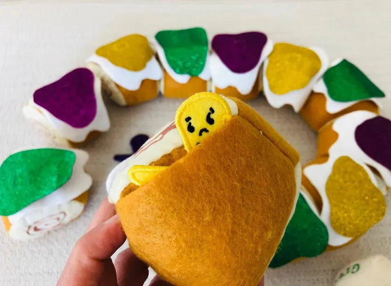 Plush King cake game (includes 12 slices and 3 babies)